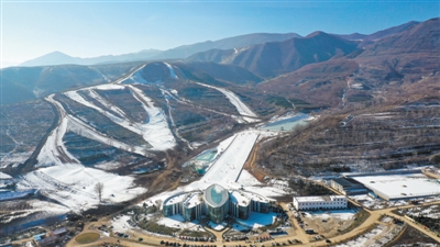 <p>　　俯瞰滑雪場(chǎng)?！”緢?bào)記者　黨碩　攝</p>