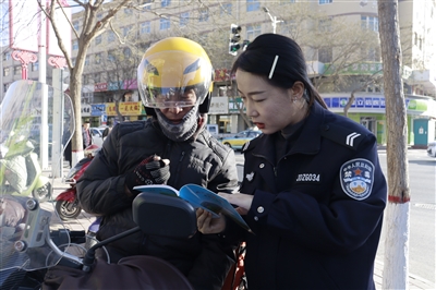 12月3日，西吉縣禁毒辦組織禁毒志愿者來到金三角廣場，向群眾發(fā)放宣傳資料，用通俗易懂的語言詳細(xì)介紹麻精藥品、新精神活性物質(zhì)等新型毒品的危害。
    本報(bào)通訊員 季登飛 張夢瑤 攝