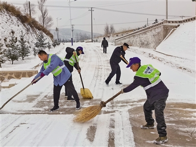 西吉警民攜手清掃道路積雪。