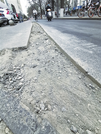 被挖開的路面。