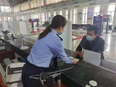 市民在銀川市機(jī)動(dòng)車輛管理所辦理業(yè)務(wù)。交警供圖