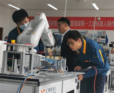 工業(yè)機器人操作調(diào)整工比賽現(xiàn)場。本報記者 陳秀梅 攝