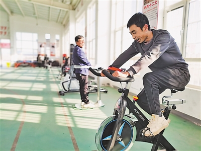 <p>　　鐵東村村民在體育館鍛煉身體。</p>