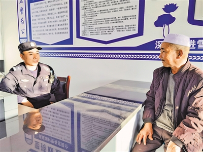 <p>　　村民到廟廟湖村警務(wù)工作室咨詢。</p>