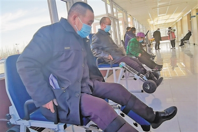 <p>　　村民在康復(fù)器械上鍛煉。</p>