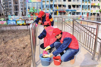 3月4日，國網(wǎng)寧夏電力有限公司經(jīng)濟技術(shù)研究院開展以“樹新風(fēng)做時代新人追夢想展青春風(fēng)采”為主題的學(xué)雷鋒紀(jì)念日活動，組織青年志愿者走進(jìn)銀川市寶湖路的樂活團結(jié)廣場和附近社區(qū)，清洗打掃公共設(shè)施，踐行“人民電業(yè)為人民”的服務(wù)理念。周麗芳  韓源媛  攝影報道