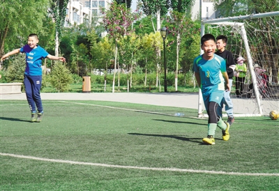 <p>　　5月9日，在銀川市華雁湖畔一個小足球場，小學生射門后歡慶勝利。</p>