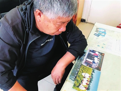 陶衛(wèi)新看著照片回憶起19年前的往事。