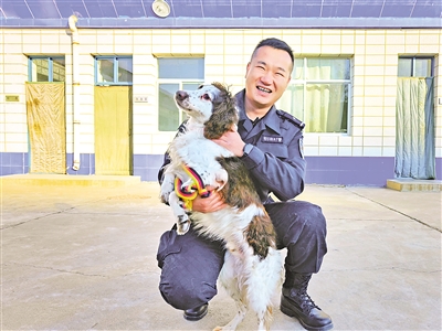 警犬公爵與訓(xùn)導(dǎo)員劉偉。