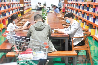 <p>　　近日，在寧夏首家倉儲式書籍賣場—新華書店發(fā)行集團(tuán)德勝倉，市民在靜謐的環(huán)境中讀書。該賣場是由一處占地1600平方米的倉庫改造而成，書籍總量超過10萬冊，涉及政治、經(jīng)濟(jì)、哲學(xué)、教育、文學(xué)、藝術(shù)等類別。除了海量的書籍，該賣場還著重營造閱讀環(huán)境，設(shè)置了閱讀區(qū)、文創(chuàng)區(qū)等區(qū)域，配備了讀書會等活動所需的多媒體設(shè)備，還有涂鴉墻和樂高墻，讓讀者可以“即興創(chuàng)作”。</p><p>　　本報記者 馬楠 攝</p>