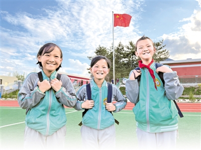 <p>　　涇源縣大灣鄉(xiāng)楊嶺村小學五年級學生馬榮（左）、殷建榮（中）、馬鈺（右），她們的夢想分別是成為音樂家、鄉(xiāng)村教師、舞蹈家。</p><p>　　本報記者　王鼎　攝</p>