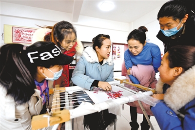 <p>　　從家庭、社區(qū)、學校，到鄉(xiāng)村、企業(yè)、機關，我區(qū)各族群眾和睦相處、和衷共濟，共居共學共建共享共事共樂的局面已經(jīng)形成。</p><p>　　本報記者　王曉龍　攝</p>