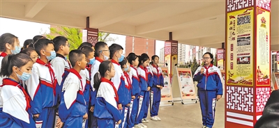 <p>　　中衛(wèi)市第九小學民族團結進步教育文化長廊。</p><p>　　本報記者　王溦　攝</p>