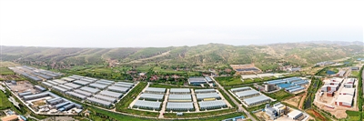 <p>　　隆德縣六盤山工業(yè)園區(qū)。隆德縣引進福建康業(yè)投資有限公司，2012年以來，先后投資5億元分期建設(shè)閩寧中小企業(yè)創(chuàng)業(yè)孵化園?！”緢笥浾摺↑h碩　攝</p>