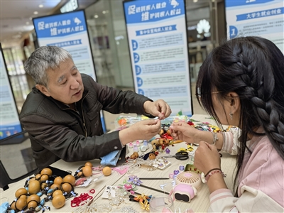 近年來，手工制作讓不少殘疾人實(shí)現(xiàn)就業(yè)。本報(bào)記者  張艷麗  攝