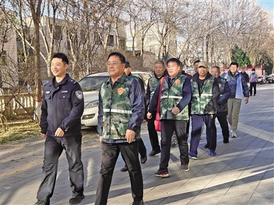 近日，玉皇閣北街派出所八一社區(qū)民警馬明君（前排左一）和八一社區(qū)治保會副主任張毅剛（前排右一）帶領治安保衛(wèi)員在小區(qū)巡邏。

    受訪單位供圖