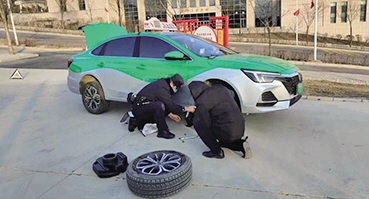 1月14日，彭陽法院法警幫出租車司機(jī)更換輪胎。