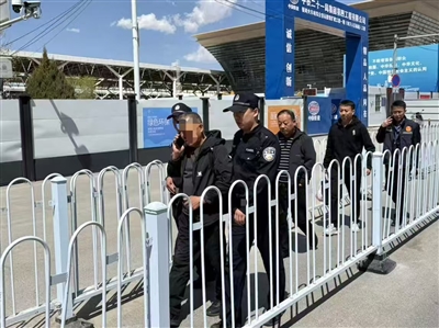 鹽池縣人民法院執(zhí)行干警聯(lián)合銀川站派出所民警火速布控，將藏匿的被執(zhí)行人魏某截獲并采取司法拘留措施。  受訪單位供圖