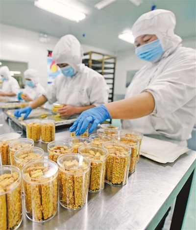 <p>　　寧夏麥爾樂(lè)食品股份有限公司的生產(chǎn)車(chē)間。近年來(lái)，企業(yè)結(jié)合賀蘭縣農(nóng)產(chǎn)品特色優(yōu)勢(shì)，研發(fā)出廣受消費(fèi)者青睞的產(chǎn)品?！　　”緢?bào)記者　馬楠　攝</p>