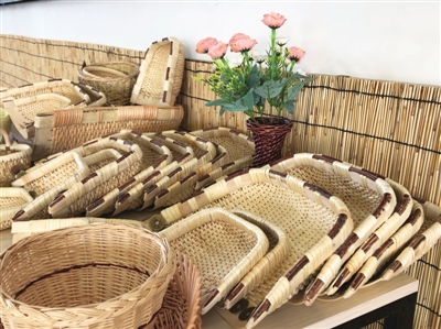     草編是鹽池縣又一文創(chuàng)產品。