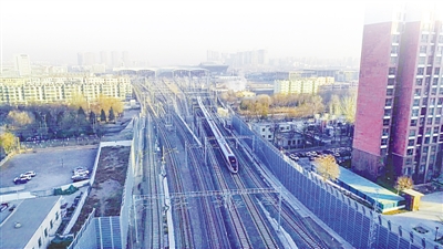 <p>　　12月26日9時(shí)許，銀西高鐵D4385次動(dòng)車駛出銀川站，奔向西安。</p>