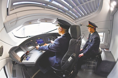 <p>　　銀西高鐵動(dòng)車司機(jī)駕駛動(dòng)車飛馳在大地上。</p>