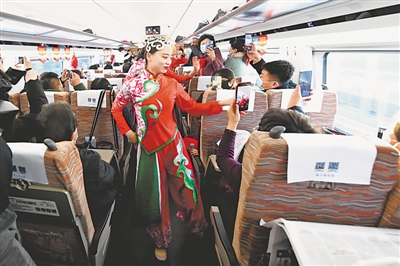 <p>　　首發(fā)動(dòng)車上的精彩表演。</p>