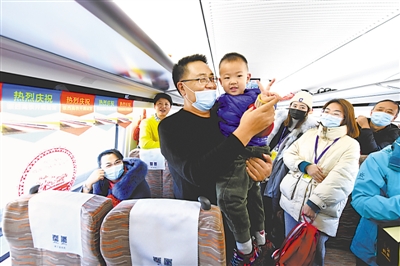 <p>　　首發(fā)動(dòng)車上最小的乘客只有3歲半。</p>