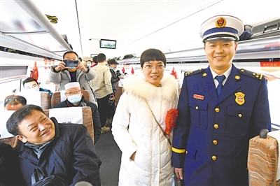 <p>　　光榮的乘客：哥哥是勞動(dòng)模范，妹妹是抗疫模范。</p>
