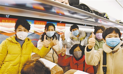 <p>　　姐妹們組團(tuán)乘動(dòng)車去旅游。</p>