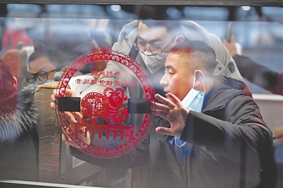<p>　　兩位乘客給車票拍照留念。</p>