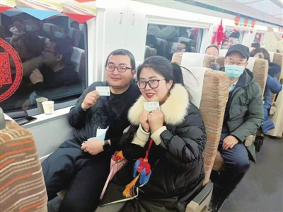在慶陽站乘上首發(fā)列車的旅客“曬幸?！?。