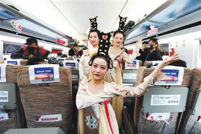 乘務(wù)人員為旅客準備了精彩的文藝節(jié)目。