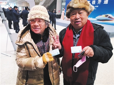     張國強和老伴展示車票。