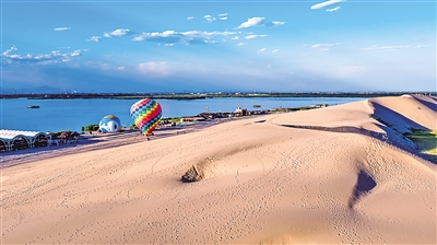 <p>　　　　沙湖景致美如畫。　本報記者　馬楠　攝</p>