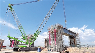 <p>　　　　7月5日，包銀高鐵（寧夏段）上跨既有線(xiàn)鋼蓋梁吊裝成功?！　　　　　　　　　　　　　　　　　　　　　　　　　　　　”緢?bào)通訊員　錢(qián)磊　茍小兵　攝</p>