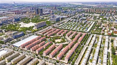 吳忠市利通區(qū)金星鎮(zhèn)金花園社區(qū)航拍圖。從航拍照片看，廣場(chǎng)位于社區(qū)的中心，廣場(chǎng)也是社區(qū)各族居民的活動(dòng)中心、交往中心和休閑中心。                           本報(bào)記者 黨碩 攝