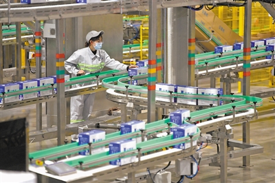 <p>　　寧夏伊利乳業(yè)有限責任公司目前已建成生產線51條，日均收奶量4400噸。</p><p>　　本報記者　馬楠　王洋　攝　</p>