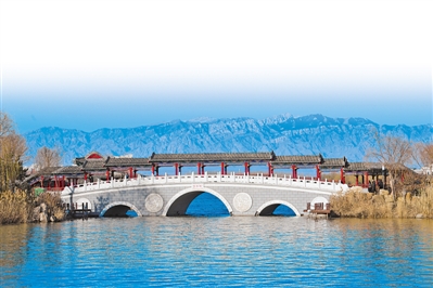 <p>　　閱海湖畔，天藍水清。本版圖片均本報記者　馬楠　攝</p>