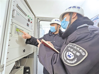 <p>　　吳忠市生態(tài)環(huán)境局執(zhí)法人員檢查企業(yè)治污設(shè)施運行情況。</p>
