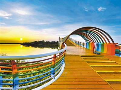 <p>　　沙湖風(fēng)景區(qū)，夕陽下清澈的湖面與藍天交相輝映。</p>