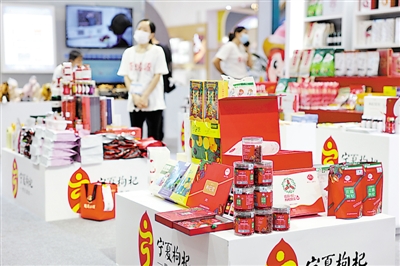 <p>　　第十七屆深圳文博會寧夏展廳內展示的各類枸杞產品。</p><p>　　本報記者　黨碩　攝</p>