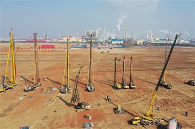 9月23日，在寧東能源化工基地，作為寧夏召開(kāi)建設(shè)黃河流域生態(tài)保護(hù)和高質(zhì)量發(fā)展先行區(qū)第一次推進(jìn)會(huì)后首個(gè)開(kāi)工建設(shè)的重大項(xiàng)目，寧東基地寶豐能源50萬(wàn)噸/年烯烴項(xiàng)目正式開(kāi)工建設(shè)，同步規(guī)劃建設(shè)50萬(wàn)噸/年C2-C5綜合利用制烯烴項(xiàng)目。50萬(wàn)噸/年煤制烯烴項(xiàng)目以及50萬(wàn)噸/年C2-C5綜合利用制烯烴項(xiàng)目建成后，每年將新增聚烯烴產(chǎn)能100萬(wàn)噸，公司聚烯烴年產(chǎn)能提升至220萬(wàn)噸，甲醇年產(chǎn)能增至640萬(wàn)噸，一體化、規(guī)?；瘍?yōu)勢(shì)將更加突出，創(chuàng)利能力進(jìn)一步增強(qiáng)，高端煤基新材料領(lǐng)軍企業(yè)優(yōu)勢(shì)更加明顯。  本報(bào)記者  武曉瑜  攝