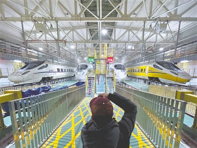 <p>　　動(dòng)車組晚上在這里進(jìn)行保養(yǎng)和檢修后，將執(zhí)行新的出行任務(wù)。</p>