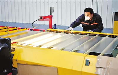 <p>　　石嘴山市高新技術(shù)產(chǎn)業(yè)開發(fā)區(qū)，寧夏金晶科技有限公司廠房流水線上，工人仔細(xì)視檢浮法超白玻璃樣品。</p><p>　　本報記者　王曉龍　白茹　攝</p>