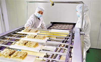 <p>　　德希恩實業(yè)（寧夏）有限公司食品加工線正加緊完成年末訂單。該廠借助石嘴山的氣候、地理優(yōu)勢，發(fā)掘天然資源研發(fā)食品飲品，2019年以來持續(xù)有新產(chǎn)品成功研發(fā)出口，涉及馬來西亞、蒙古、澳大利亞等國家和地區(qū)。　　　　　　　　　　　　　　　　　　　　　　　　　　　　　　　　　　　　　　　　　　　　　　　　　本報記者　王曉龍　白茹　攝</p>