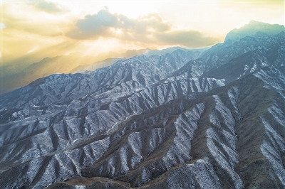     夕陽西下，賀蘭晴雪分外妖嬈。