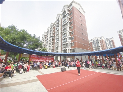 <p>　　小小板凳會(huì)解決群眾疙瘩事?！”緢?bào)記者　徐佳敏　攝</p>