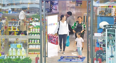 <p>　?、诖笮蜕虉鰞?nèi)商品琳瑯滿目，天南地北的特色產(chǎn)品讓市民足不出店，實(shí)現(xiàn)一站式購物。</p>