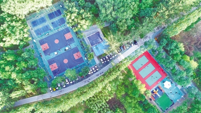 <p>　?、咩y川日新公園內(nèi)設(shè)施齊全的公共健身場地為市民打造優(yōu)質(zhì)生活提供了場所。</p>